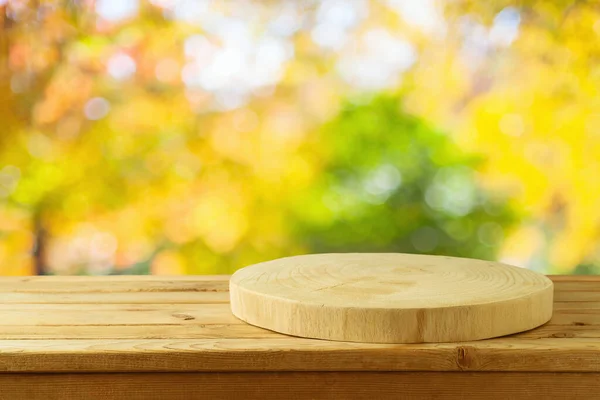 Tronco Madera Vacío Sobre Una Mesa Rústica Sobre Fondo Borroso — Foto de Stock