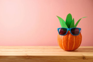 Cadılar bayramı balkabağı yaratıcı dekoru ananas gibi güneş gözlüklü ahşap masa