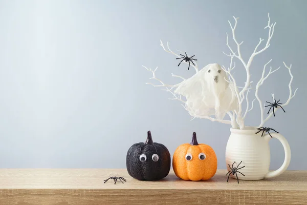 Decorações Férias Halloween Com Abóbora Brilhante Aranhas Fantasma Mesa Madeira — Fotografia de Stock