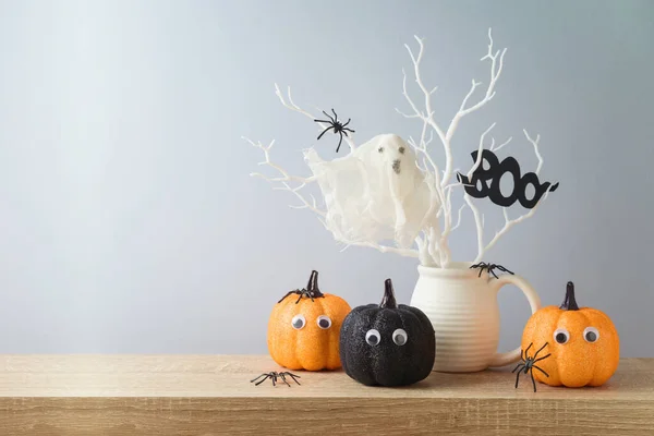 Decorações Férias Halloween Com Abóbora Brilhante Aranhas Fantasma Mesa Madeira — Fotografia de Stock