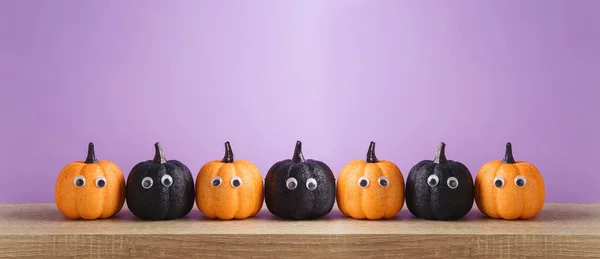 ハロウィンキラキラカボチャのジャッキ木製の棚の上の提灯の装飾 — ストック写真