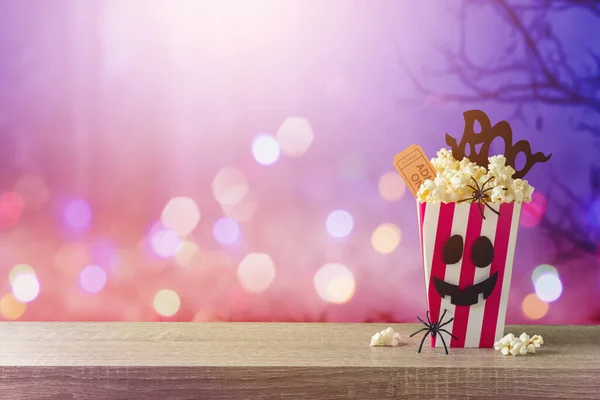 Horrorfilmnacht Und Halloween Party Konzept Mit Popcorn Auf Holztisch Vor — Stockfoto