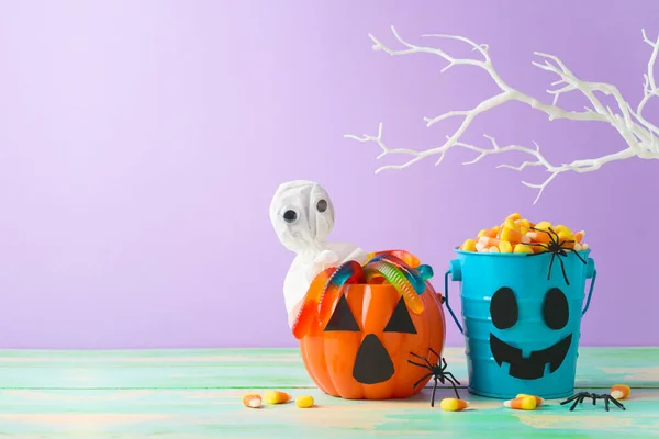 Concepto Celebración Halloween Con Dulces Maíz Dulces Cubo Linterna Jack — Foto de Stock