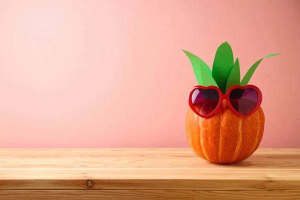 Halloween Dynia Twórczy Wystrój Jako Ananas Okularach Przeciwsłonecznych Drewnianym Stole — Zdjęcie stockowe