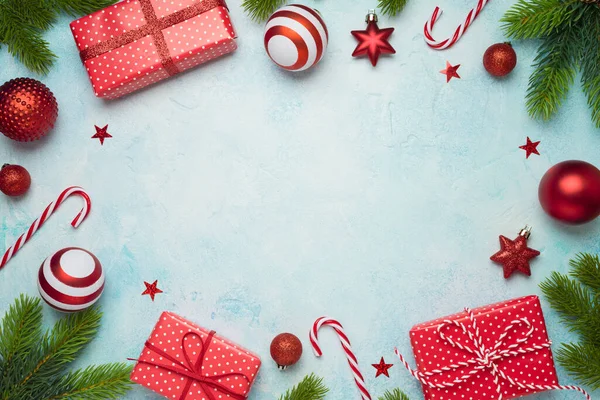 圣诞假期的背景与礼品盒和装饰品 新年贺卡是假的 带有复制空间的顶部视图 — 图库照片