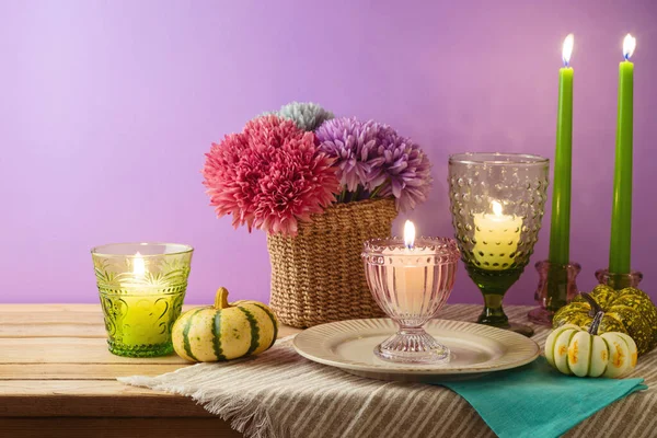 Thanksgiving Feiertag Tischdekoration Mit Teller Kerzen Und Kürbis Auf Lila — Stockfoto