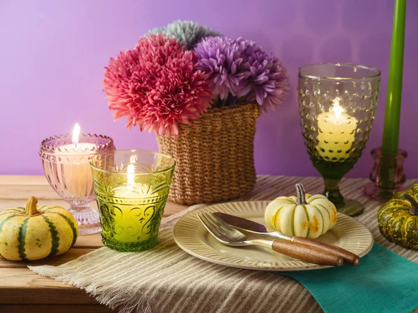 Thanksgiving Vakantie Tafel Decoratie Met Bord Kaarsen Pompoen Paarse Achtergrond — Stockfoto