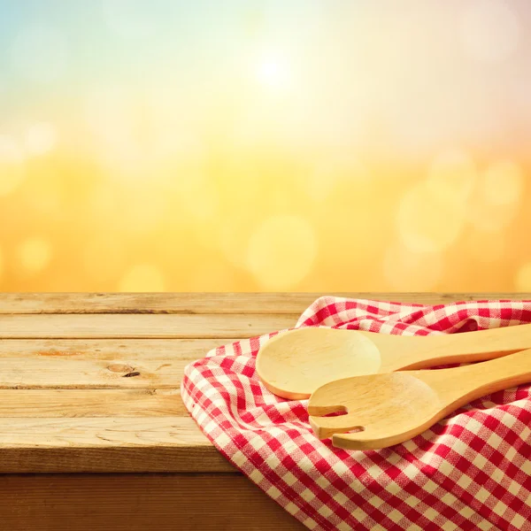 Alat pemanggang dan memasak di atas meja kayu — Stok Foto