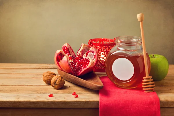 Pomegranate and honey for Rosh Hashanah holiday. Jewish New Year. — Stock Photo, Image