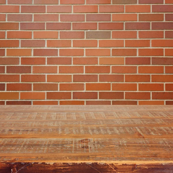 Tavolo in legno vuoto sopra il muro di mattoni — Foto Stock