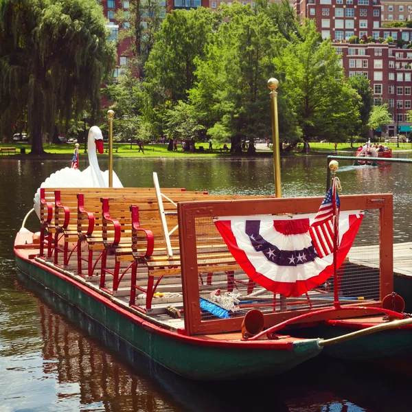 Zwaan boten op de boston public garden — Stockfoto