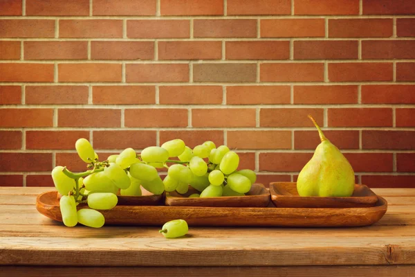 Früchte auf Holztisch — Stockfoto