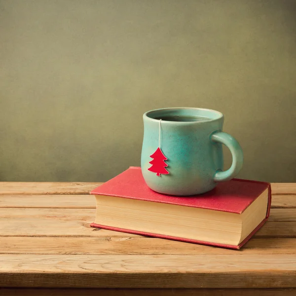 Xícara de chá e livro na mesa — Fotografia de Stock
