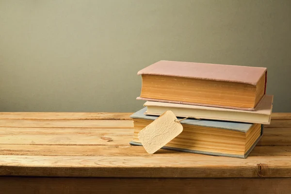 Boeken met prijskaartje op tafel — Stockfoto