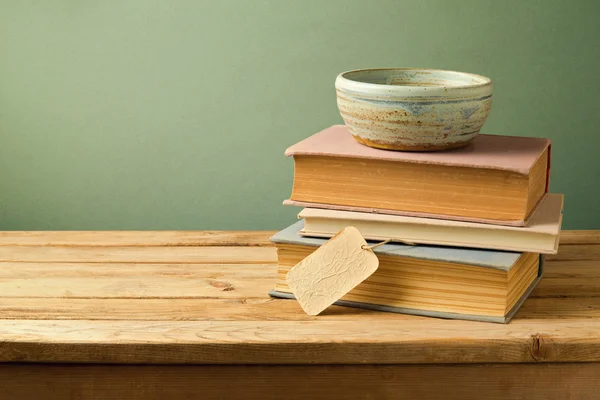 Libros y tazón en la mesa — Foto de Stock