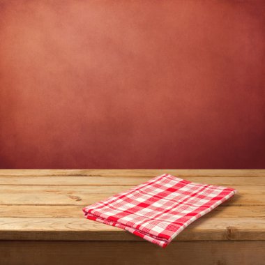 ahşap masa masa örtüsü ile