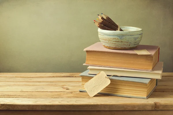 Libri e matite sul tavolo — Foto Stock