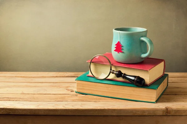 Tasse Tee und Bücher — Stockfoto