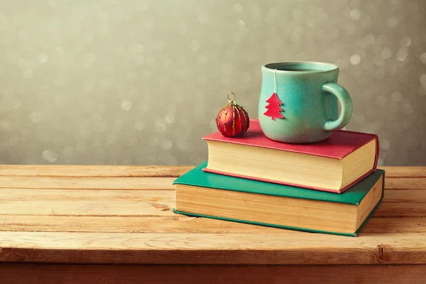 Ένα φλυτζάνι τσάι και μπάλα με βιβλία — Φωτογραφία Αρχείου