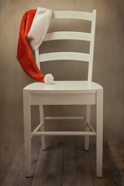 Kerstman hoed op stoel — Stockfoto