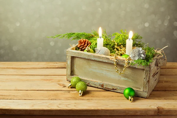 Caja con decoraciones navideñas y velas — Foto de Stock