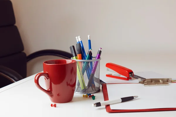 Büroartikel und Kaffeetasse — Stockfoto