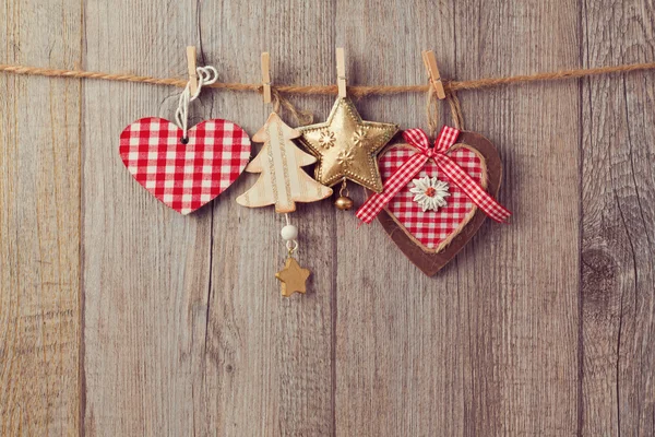 Enfeites de Natal pendurados na corda — Fotografia de Stock