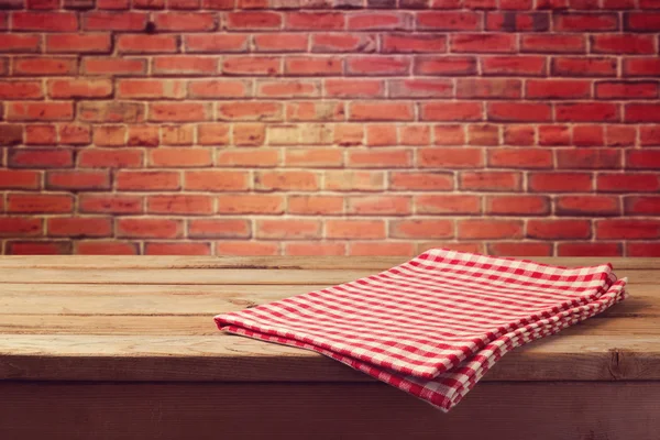 Mesa de madeira com toalha de mesa — Fotografia de Stock