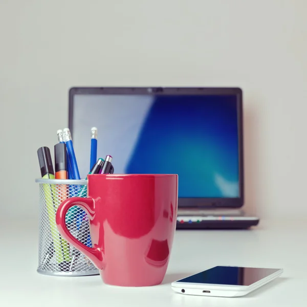 Kaffee mit Smartphone und Laptop — Stockfoto