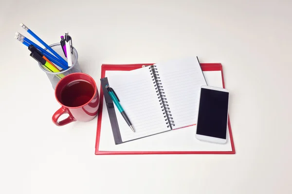 Mesa de oficina con smartphone y café — Foto de Stock