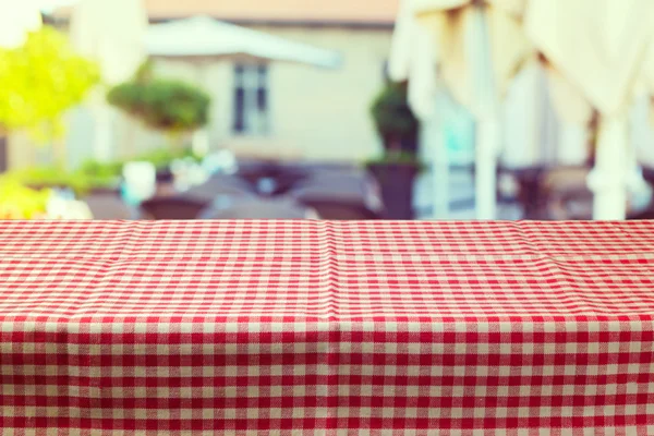 Tisch mit rot karierter Tischdecke — Stockfoto