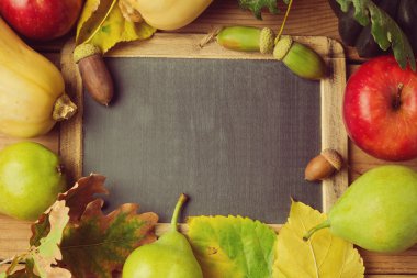 Kara tahta meyve ve yaprakları ile