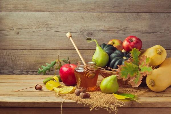 Obst und Kürbis auf dem Tisch — Stockfoto