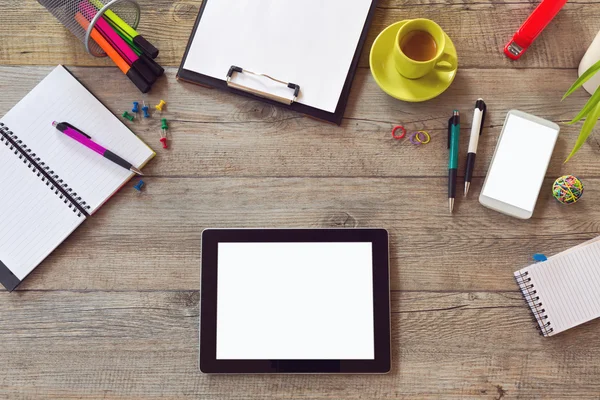 Ofis Masası tablet smartphone ve kahve ile — Stok fotoğraf