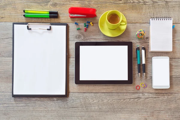 Escritorio de oficina con tablet smartphone y café — Foto de Stock