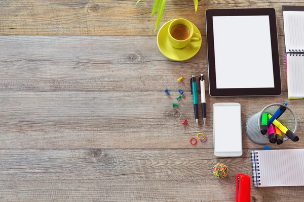 Escritorio de oficina con tablet smartphone y café — Foto de Stock