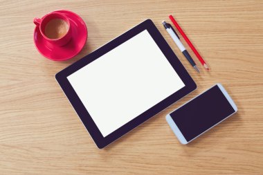 Tablet, smartphone ve kahve masada