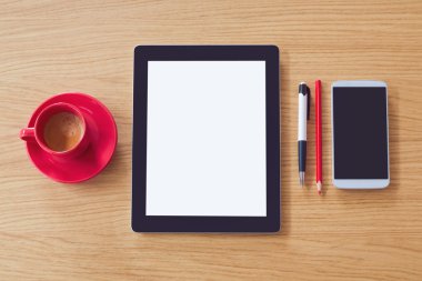 Tablet, smartphone ve kahve masada