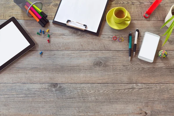 Tablet, smartphone e tazza di caffè — Foto Stock