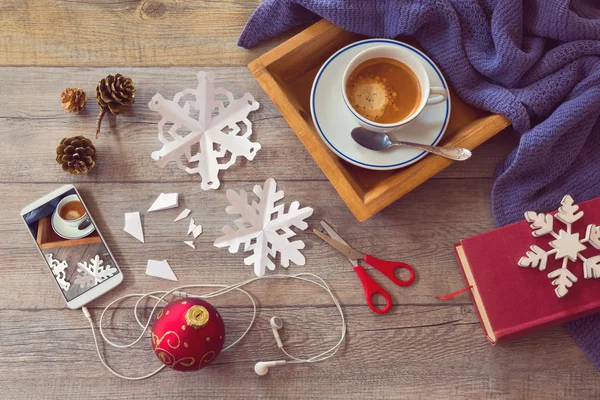 Koffie, smartphone, schaar en decoraties — Stockfoto