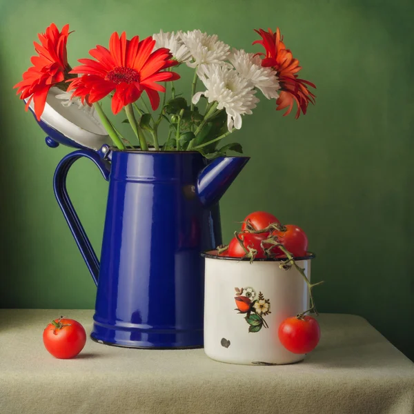 Flowers and cherry tomatoes — Stock Photo, Image