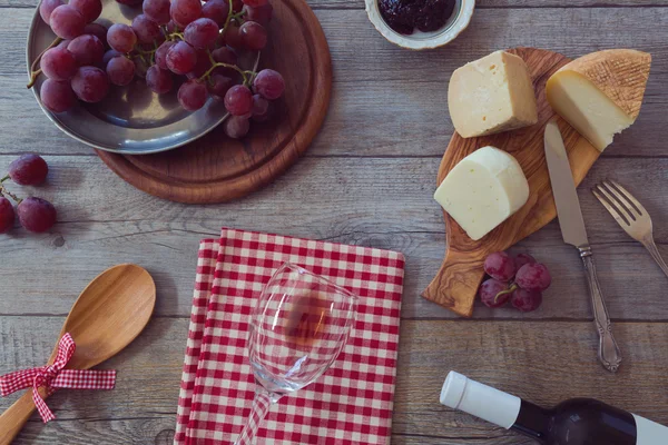 ไวน์ ชีส และองุ่นบนโต๊ะ — ภาพถ่ายสต็อก