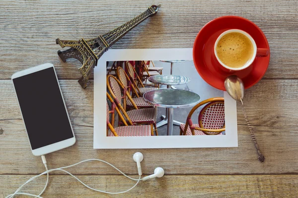 Koffie, smartphone en foto op tafel — Stockfoto