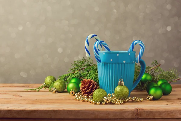 Weihnachtsdekoration mit Tasse und Bonbons — Stockfoto