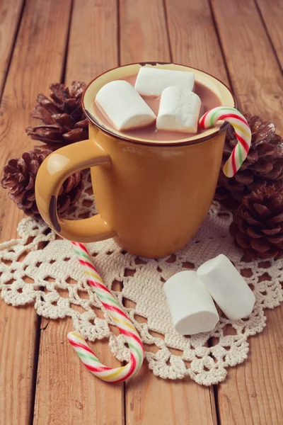 Chocolate quente e marshmallows na mesa — Fotografia de Stock