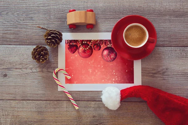 Decoraciones navideñas con copa y sombrero — Foto de Stock