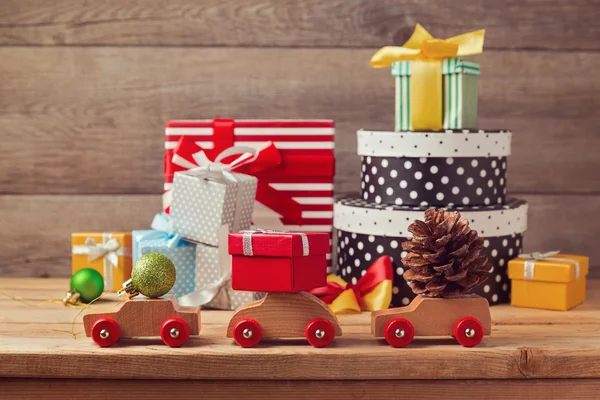 Cajas de regalo en coches de juguete — Foto de Stock