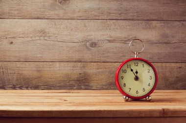 Ahşap masa üzerinde saat