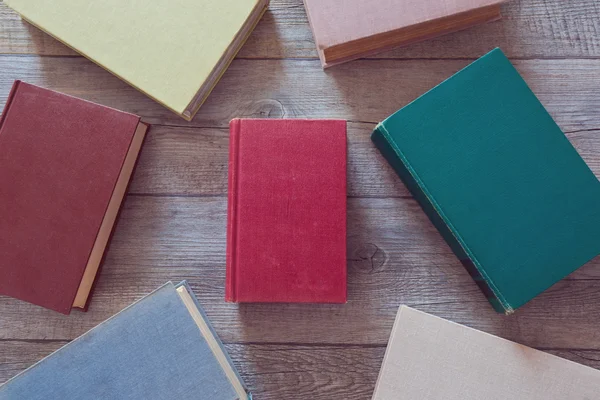 Libros antiguos sobre fondo de madera — Foto de Stock