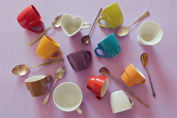 Tazas de café vacías y cucharas —  Fotos de Stock